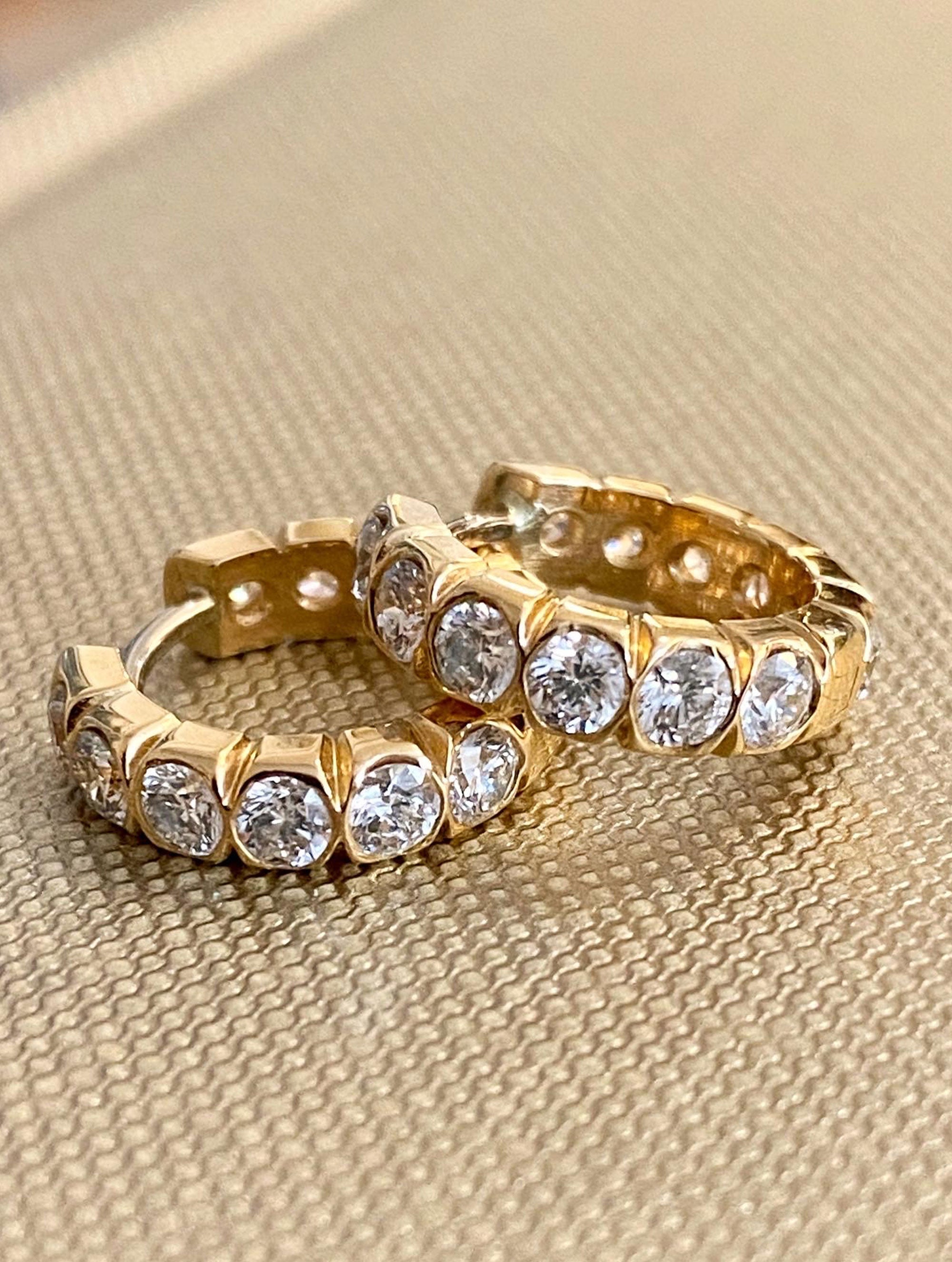AURA DIAMOND HUGGIE HOOP EARRINGS