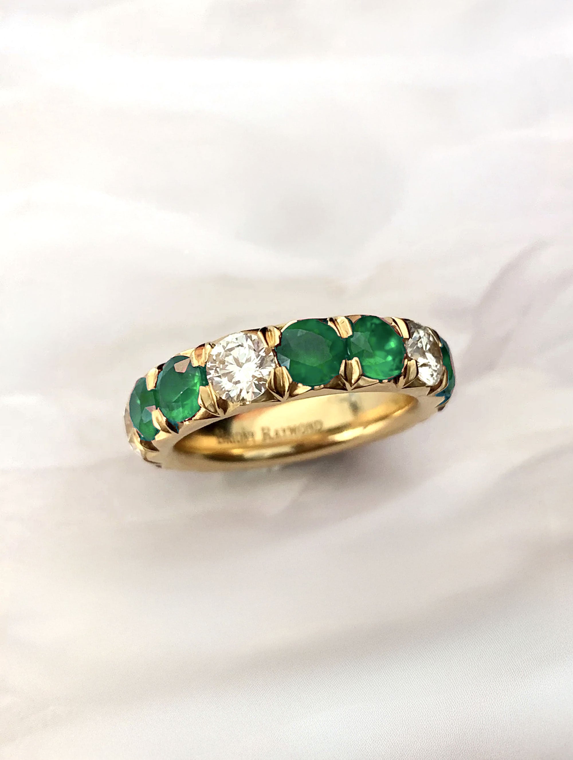 ÉTOILE EMERALD & DIAMOND ETERNITY RING