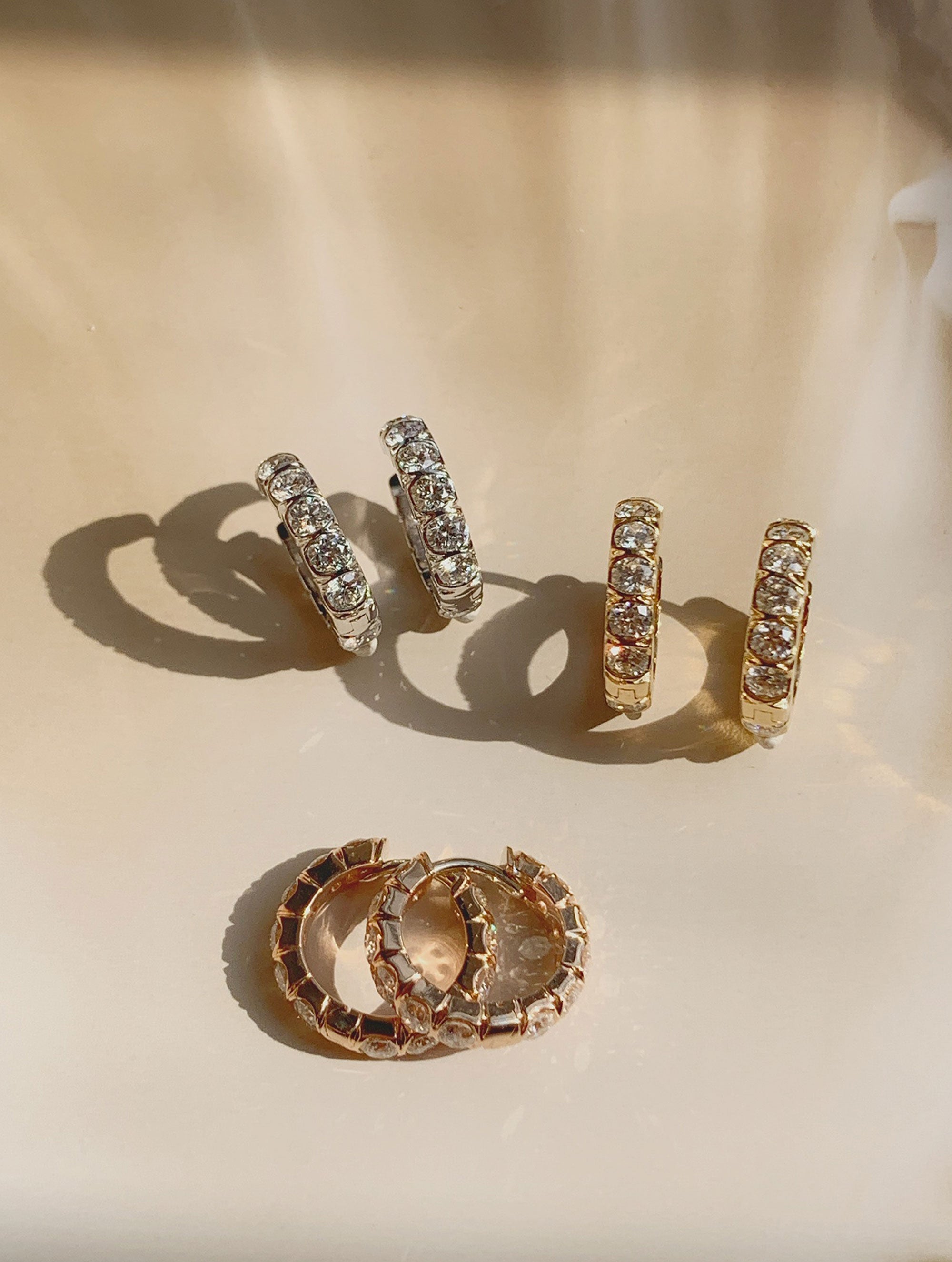 AURA DIAMOND HUGGIE HOOP EARRINGS
